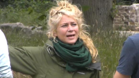 Christel komt voor Adriaan op, er is een kippenprobleem ontstaan in Utopia 2