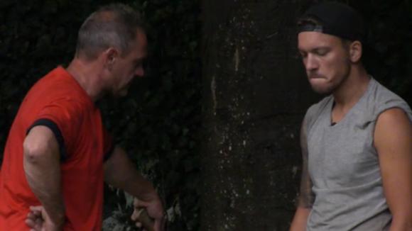 Mike en John vinden dat zij als enige iets doen