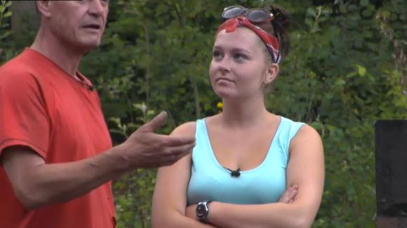 Sanne heeft het gevoel dat ze in de gaten gehouden wordt door de groep