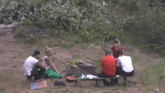 De bewoners uit Utopia 2 komen samen om verschillende ideeën te bespreken