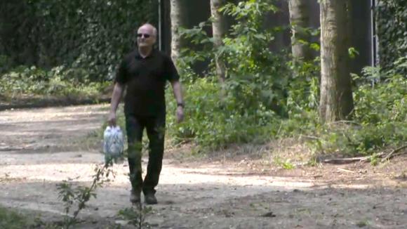 De bewoners uit Utopia 2 ontvangen hun allereerste bezoeker