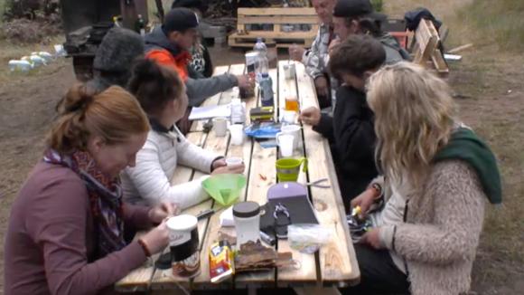 De bewoners van Utopia 2 komen elke maandag, woensdag en donderdag samen om te evalueren