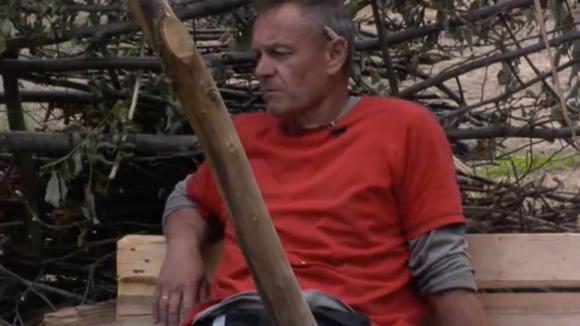 John is geïrriteerd vanwege slapende Sanne