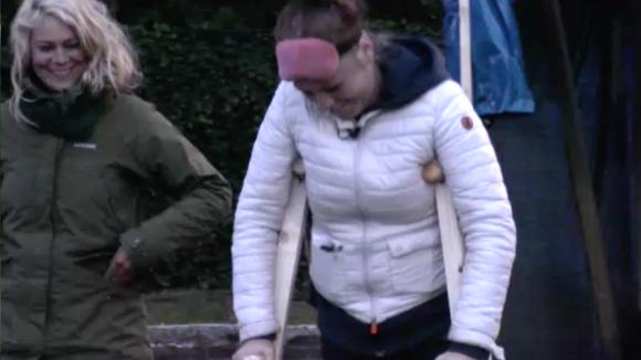 John heeft een verrassing voor Sanne zodat ze weer goed kan lopen