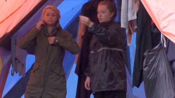 Christel en Sanne balen van hoe ze zijn wakker gemaakt