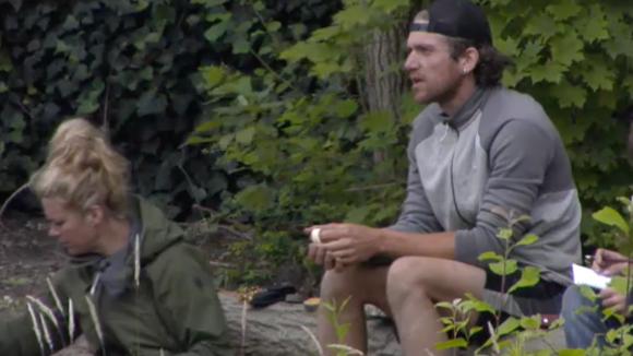 Mike is kwaad omdat Adriaan zijn spullen niet heeft opgeruimd