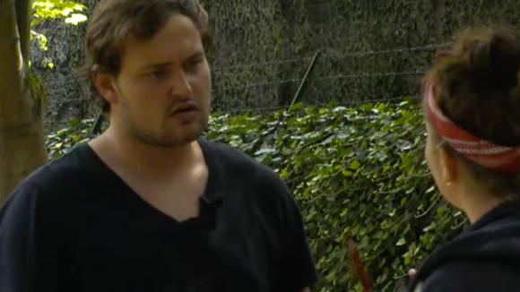 Gerrit confronteert Sanne en vraagt of ze iets tegen hem heeft