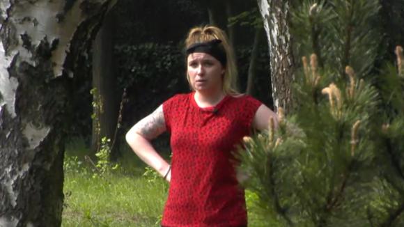 Jessie bespreekt haar mening over nieuweling Adriaan met Mike