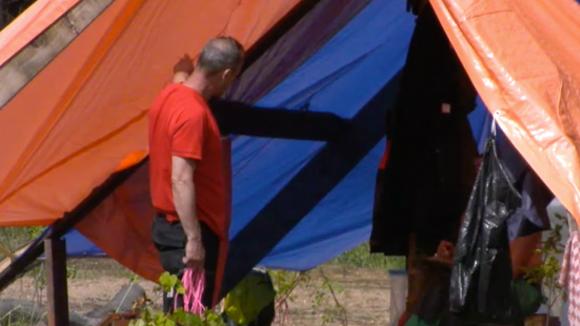 John is niet zo blij met de prioriteiten die nieuweling Adriaan stelt