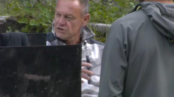 John is nog altijd gefrustreerd na de eerdere friet discussie met Christel
