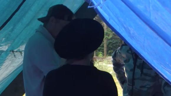 John is woedend op Jessie, de twee hebben ruzie over de tent