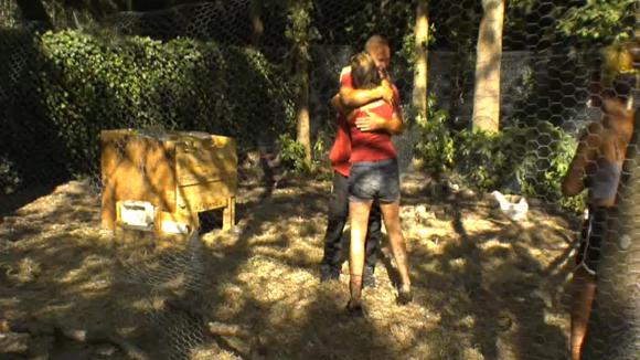 Sanne kan haar geluk niet op, een Utopia kip legt een ei