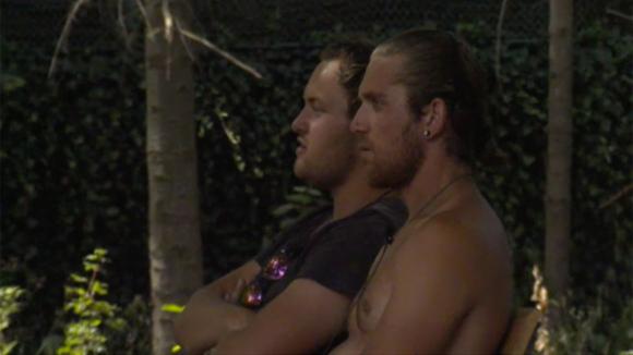 Gerrit vertelt Adriaan dat hij geen vrienden in Utopia 2 heeft