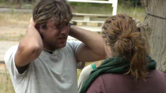 Adriaan breekt en is emotioneel vanwege het gedrag van de groep