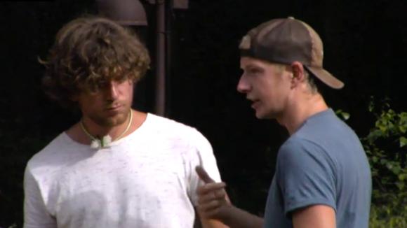 Adriaan confronteert Jeffry na afgelopen avond en vraagt wat er allemaal gezegd is