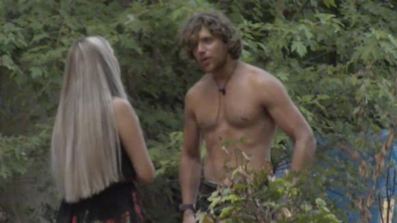 Adriaan is ervan overtuigt dat de bewoners een mooier Utopia 2 kunnen maken na alle discussies