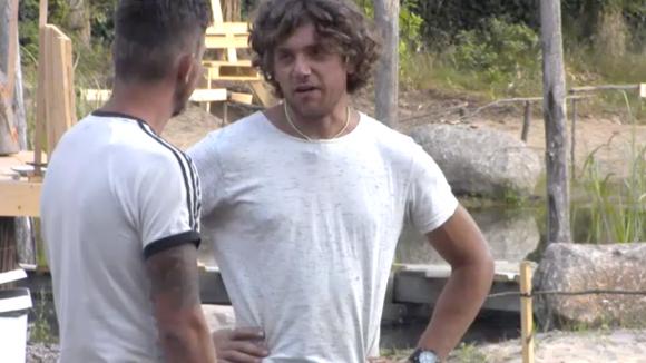 Adriaan lijkt te twijfelen aan de uitvoering van Mike zijn evenementen plan