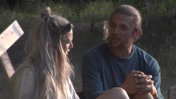 Adriaan vindt dat Manon zich aansluit bij een groep en spreekt haar erop aan