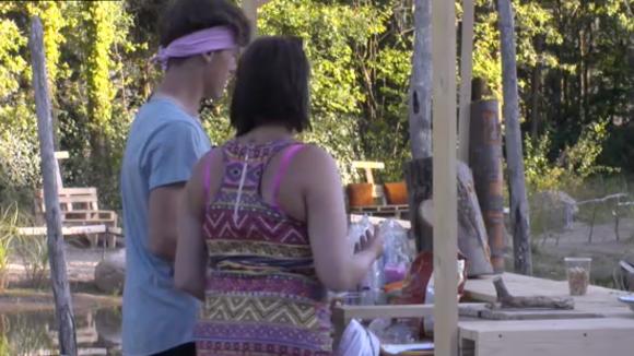 Brandon is kwaad, hij vindt niet kunnen dat iedereen tegen afspraak in toch alcohol drinkt