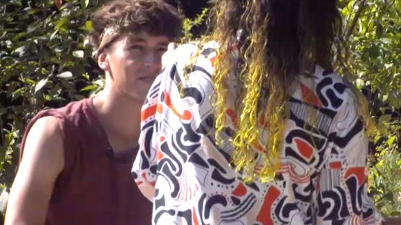 Brandon vraagt Shelley of ze wil helpen om andere bewoners te motiveren