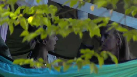 Brenda ontploft van woede door Shelley