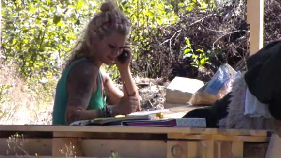 Christel regelt een ijsverkoper voor tijdens het strandfeest