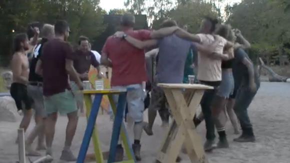 De bewoners uit Utopia 2 hebben een feestje samen