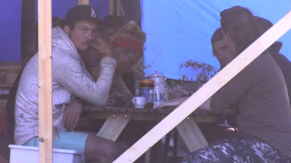 De bewoners uit Utopia 2 houden een vroege vergadering