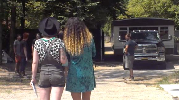 De bewoners uit Utopia 2 ontvangen hun nieuwe onderkomen en zijn onder de indruk