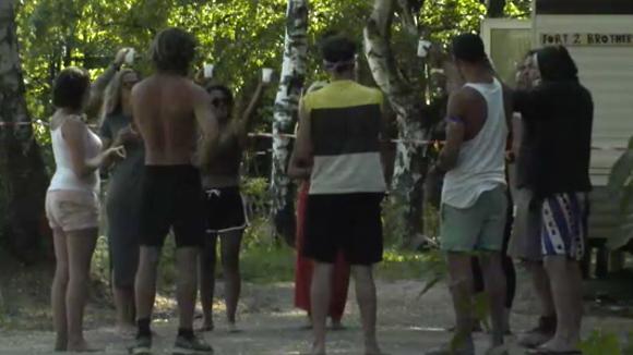 De bewoners uit Utopia 2 proosten op hun nieuwe onderkomen