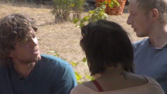 De bewoners vergaderen over de drankregel die overtreden werd