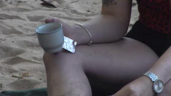 De vrouwelijke bewoners uit Utopia 2 hebben een gezellige meidenavond