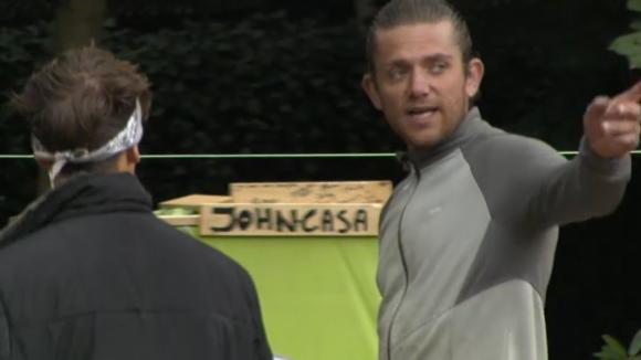 Een aantal mannen hebben wederom een discussie over voedsel