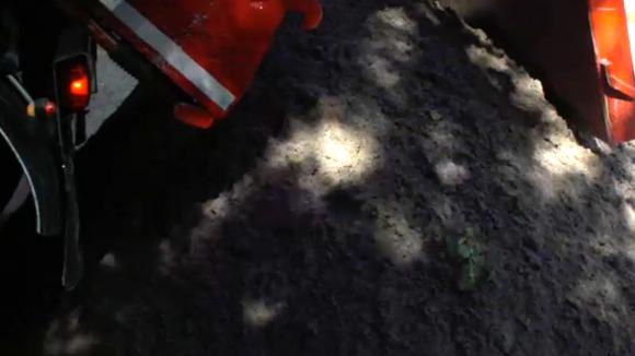 Een vrachtwagen komt zand leveren maar is het wel goed zand?