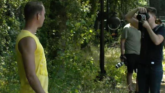 De pers komt langs in Utopia 2 omdat de groep nu compleet is