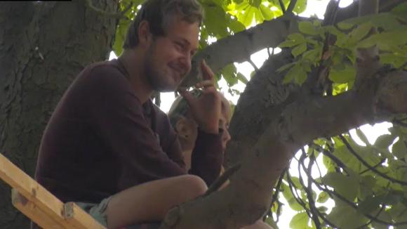 Gerrit en Brenda maken een nummertje in de boom