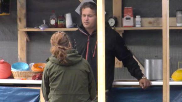 Gerrit en Hiske discussiëren over het investeringsplan van John