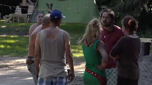 Gerrit is niet blij met het geleverde zand, het strand is volgens hem vernacheld