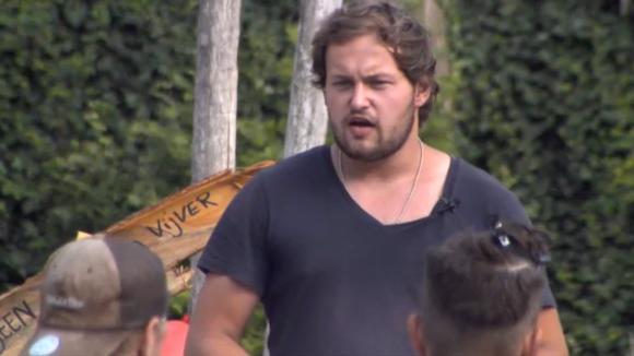 Gerrit start een spoedoverleg, het geld is bijna op