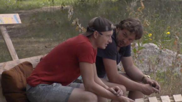 Gerrit vertelt twee mede bewoners dat hij Shelley wel ziet zitten