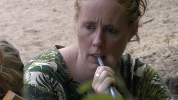 Hiske en Christel verzinnen een plan zodat het open podium financieel op orde is