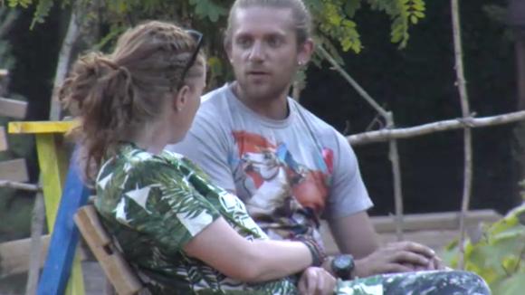 Hiske merkt dat Adriaan positief is veranderd