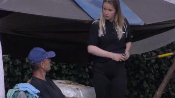 Jessie en John uiten hun frustraties over mede bewoners Adriaan, Gerrit en Christel