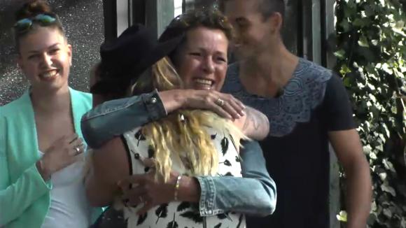 Jessie ontvangt voor de allereerste keer familiebezoek in Utopia 2