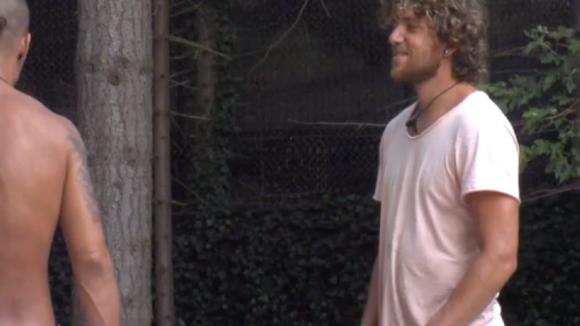 Joaquin en Adriaan praten over de vrouwen van Utopia 2