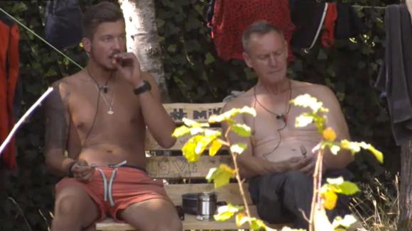 John en Mike zonderen zich verder van de groep af en houden een privé etentje