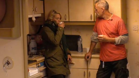 John is boos door de troep in de caravan