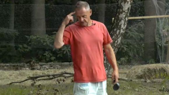 John is helemaal klaar met de rijst die Christel maakt