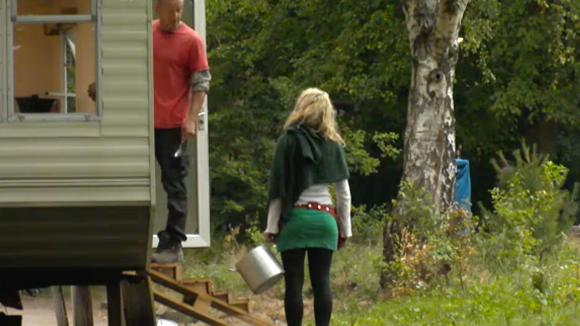 John is kwaad omdat zijn lepel gebruikt is en alles een grote troep is