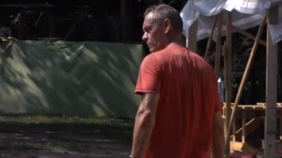 John kan het niet hebben dat het verkeerde hout is besteld